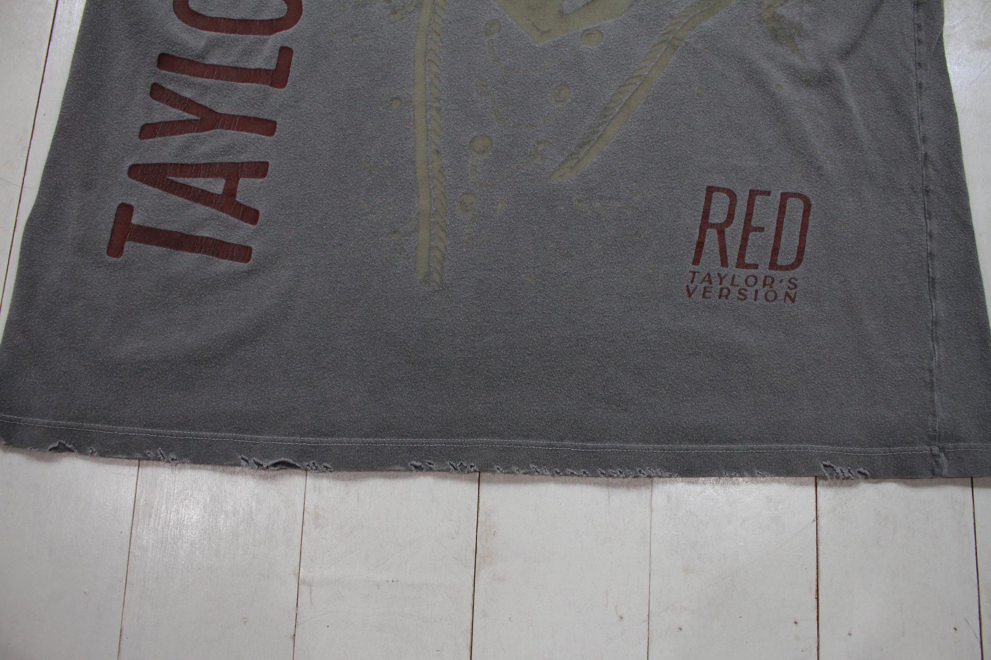 2021 Red Taylor's Version Taylor Swift UO Exclusive Limited Release Album T-Shirt Size XL