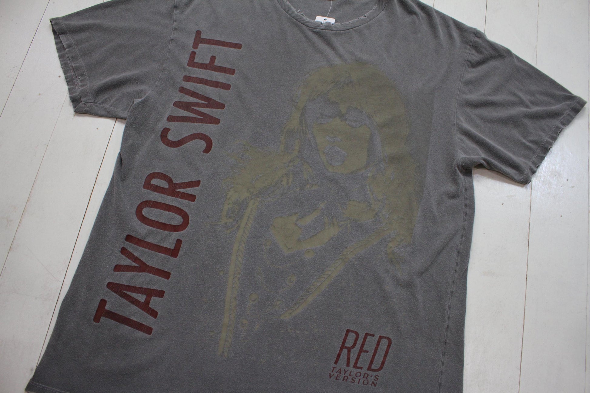 2021 Red Taylor's Version Taylor Swift UO Exclusive Limited Release Album T-Shirt Size XL