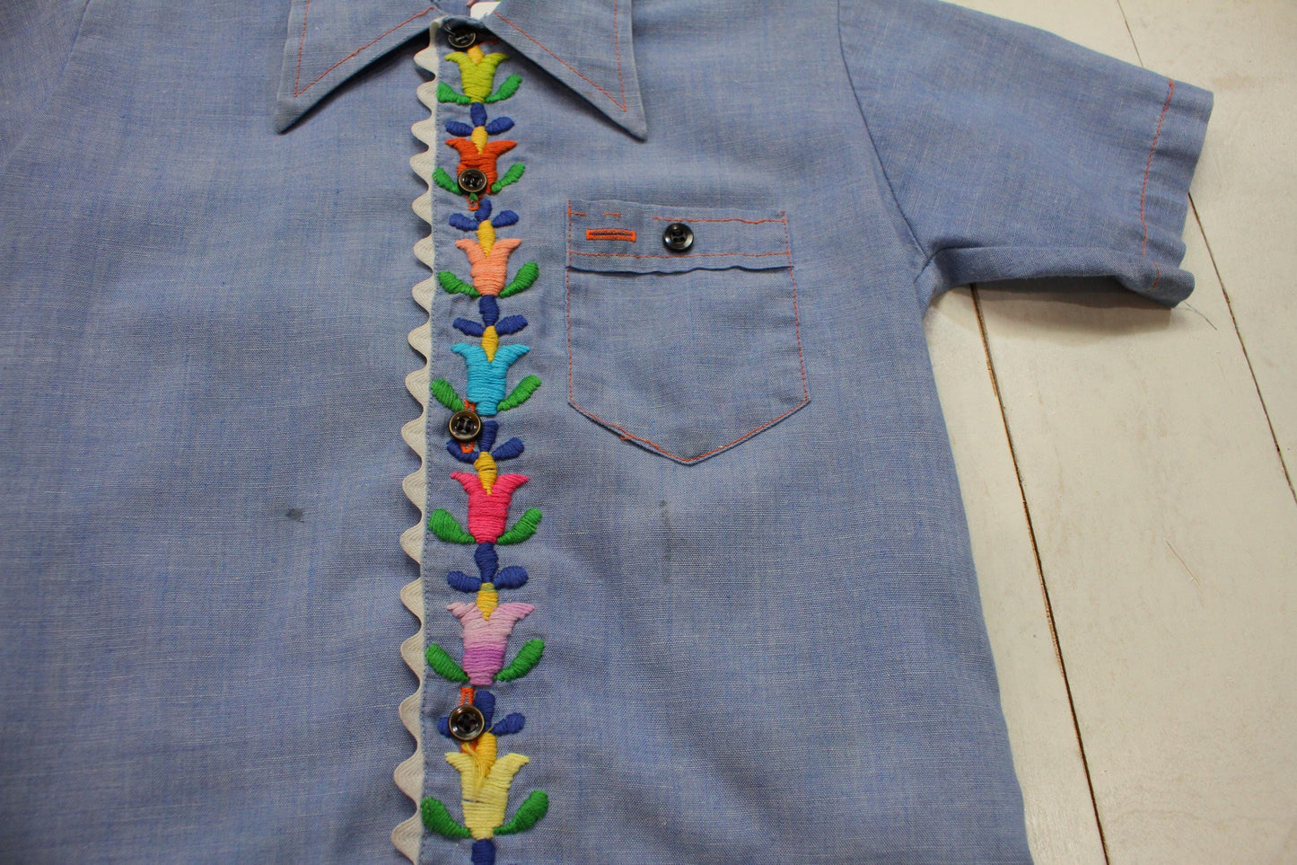 1980s Montgomery Ward Embroidered Flowers Short Sleeve Chambray Shirt Kid's Size S