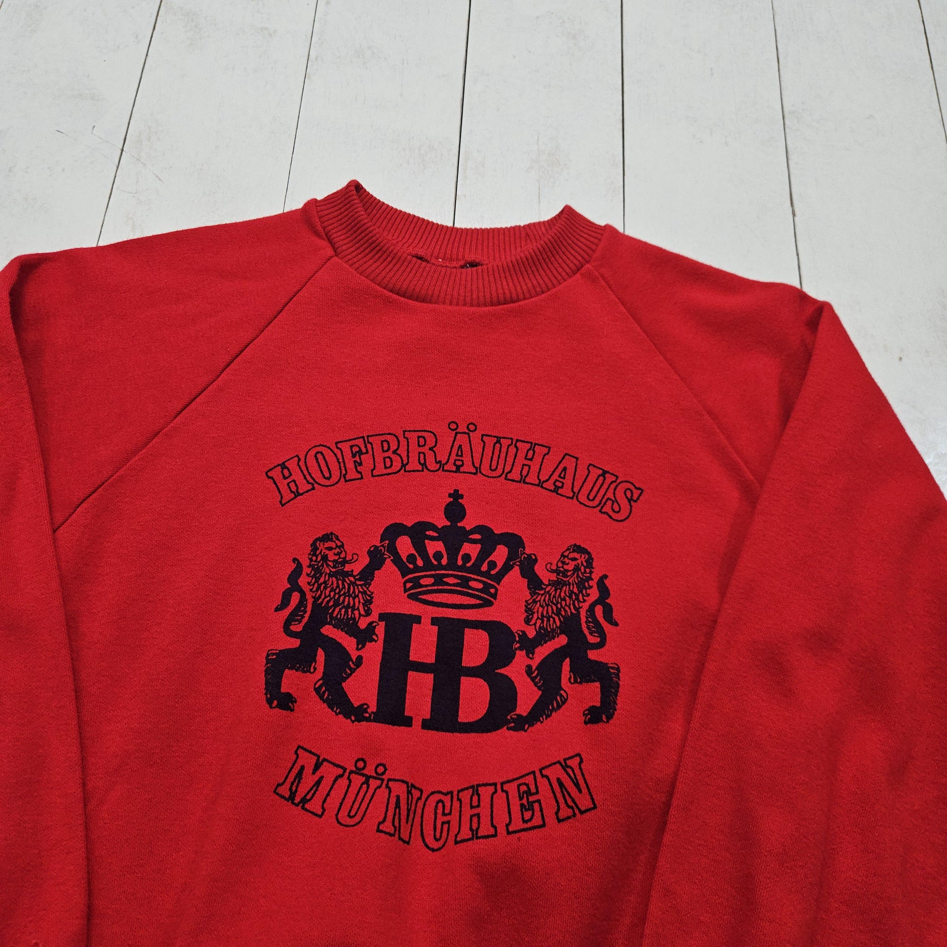 1980s Red Hofbrauhaus Munchen Beer Raglan Sweatshirt Womens Size S/M