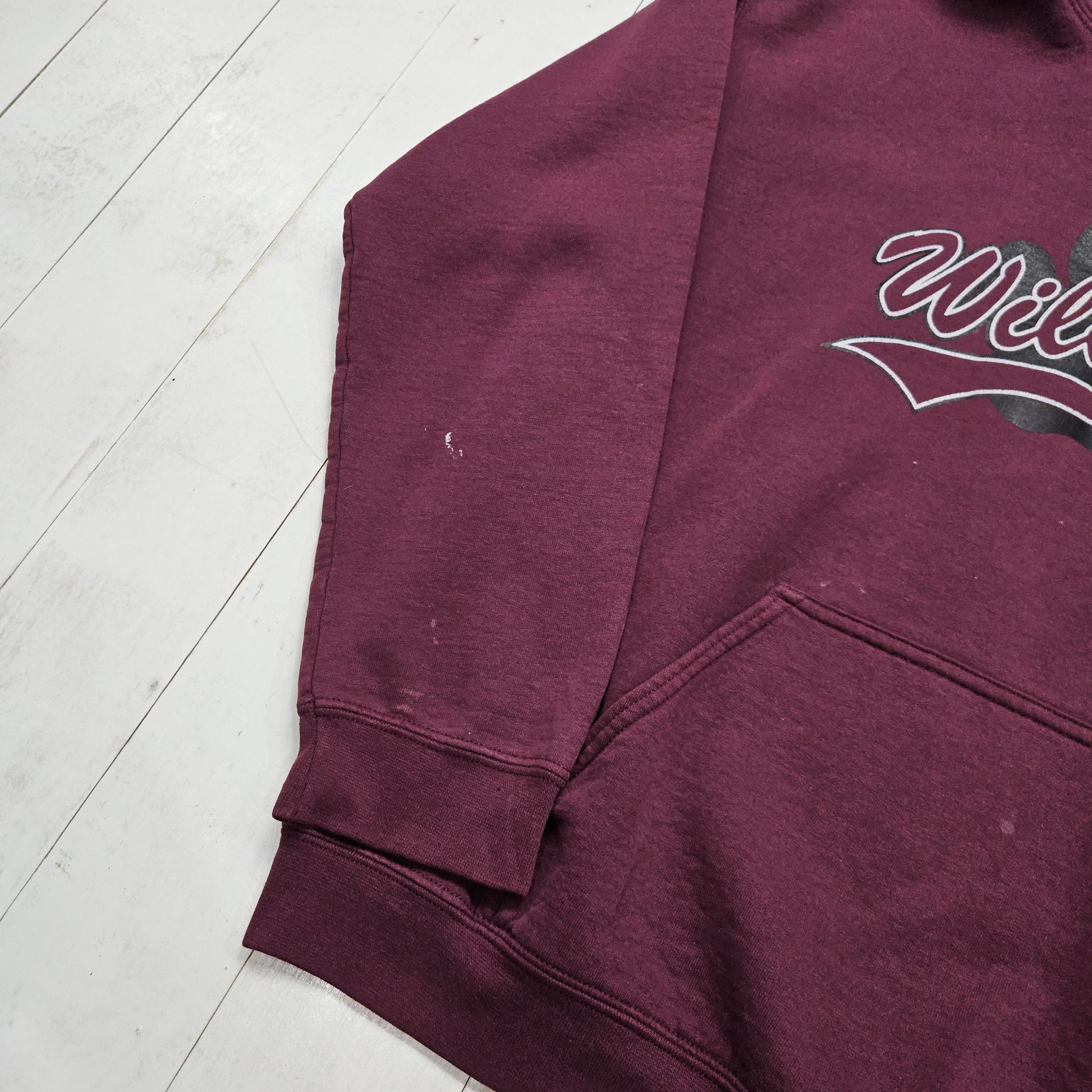 2000s Gildan Burgundy Wildcats Hoodie Sweatshirt Size M