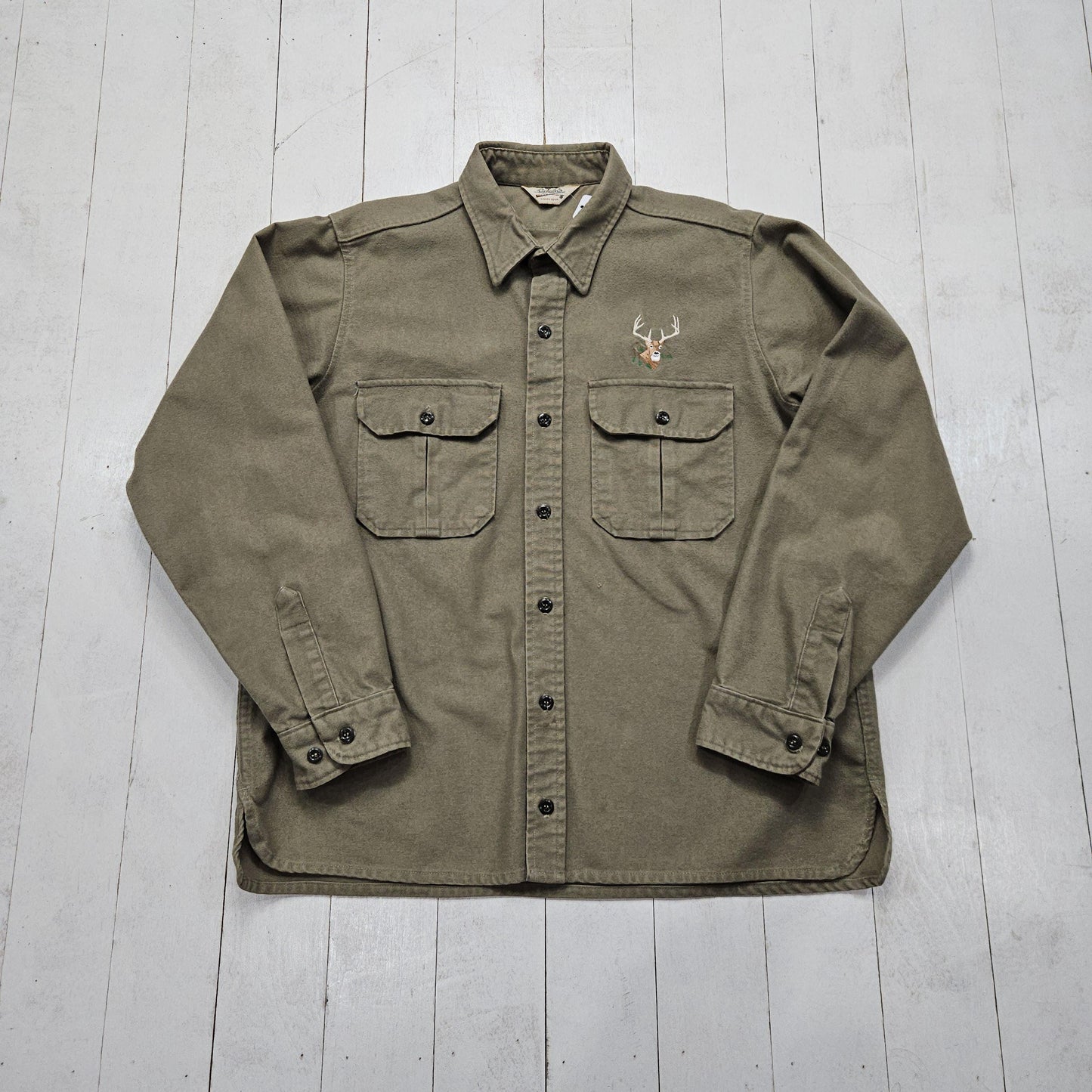 1970s/1980s Cabela's Olive Green Embroidered Deer Button Up Chamois Shirt Size L/XL