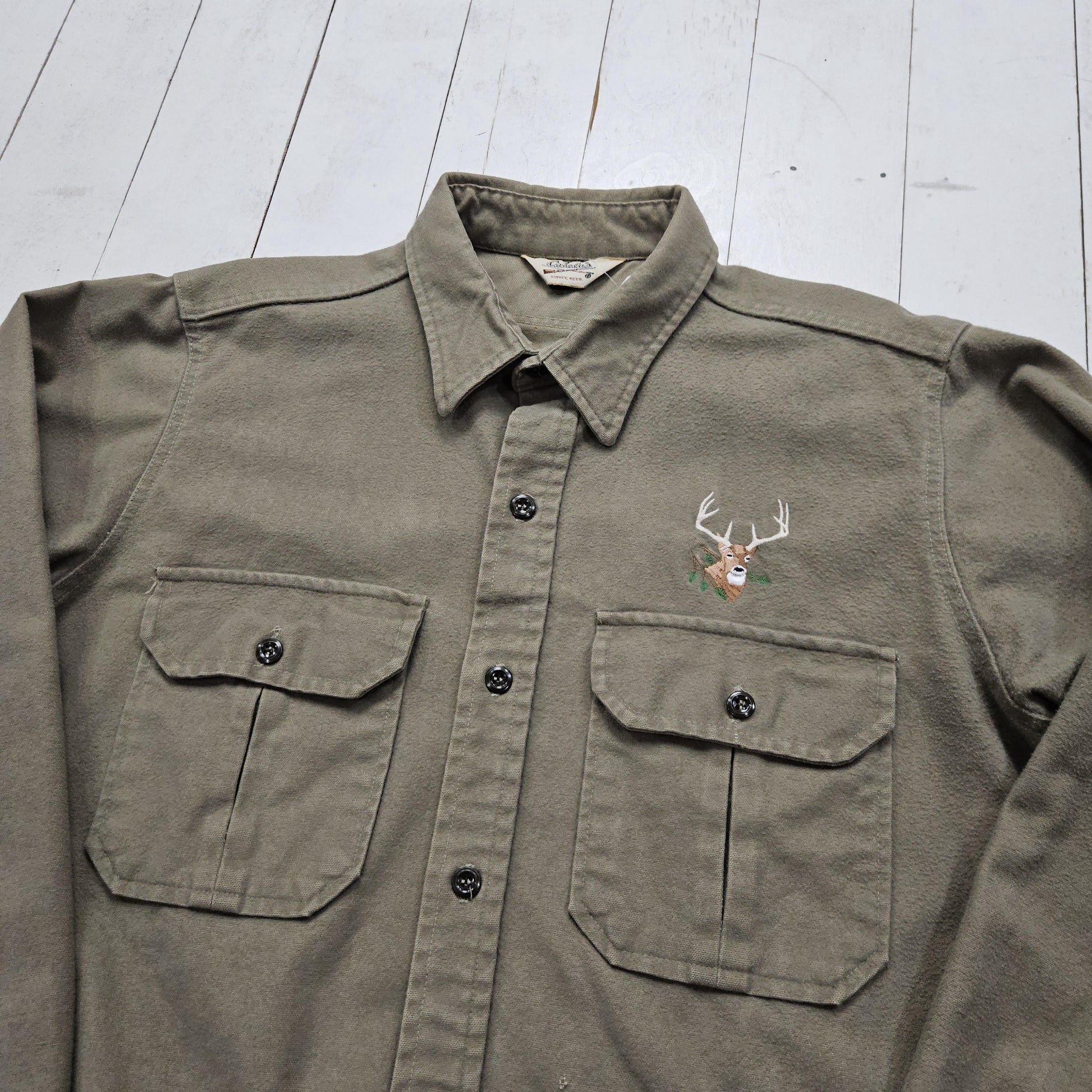 1970s/1980s Cabela's Olive Green Embroidered Deer Button Up Chamois Shirt Size L/XL